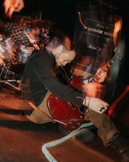 Auré, le guitariste du groupe HERNEST