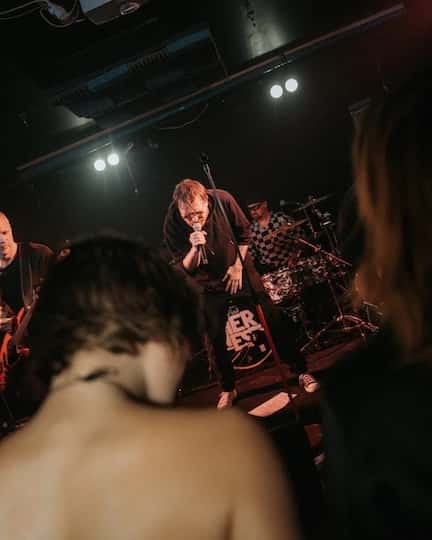 Chris qui chante dans le groupe HERNEST sur scène