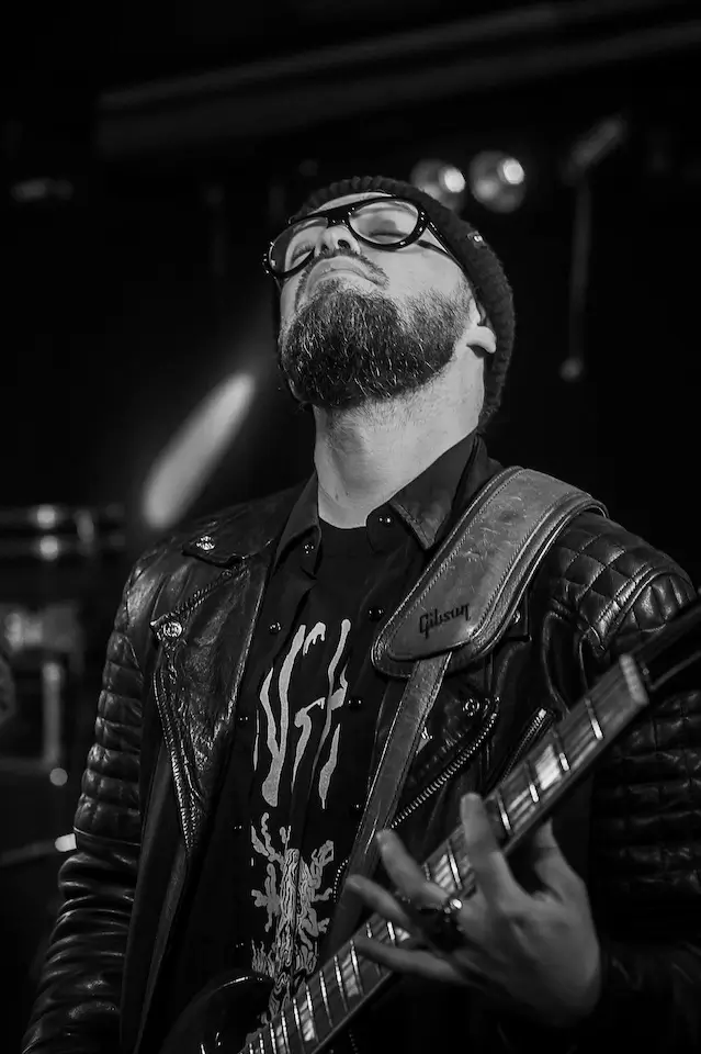 Auré, guitariste du groupe HERNEST sur scène