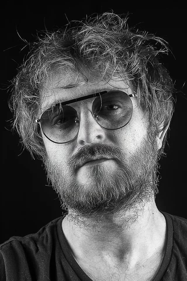 Portrait de Chris, membre du groupe HERNEST